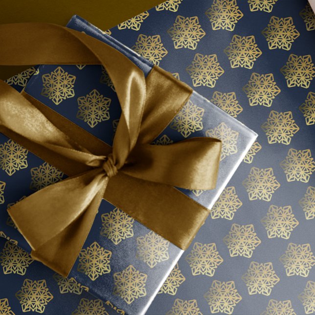 Gold Snowflakes Navy Wrapping Paper Geschenkpapier (Von Creator hochgeladen)