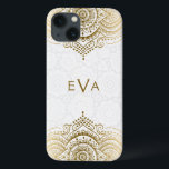 Gold Spitzen-Ornament mit eigenem weißem Hintergru iPhone 13 Hülle<br><div class="desc">Eleganter goldfarbener verzierter Blumenzauber über weißer Kreise Muster Hintergrund. Design kann in allen Farben und auf jedem Produkt,  das wir anbieten,  angefordert werden. Benutzerdefiniertes und optionales Monogramm</div>