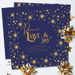 Gold Stars Peace Liebe und Joy Simple Elegance Feiertagskarte<br><div class="desc">Moderne und elegante,  personalisierte Urlaubskarte,  mit goldenen Sternen dekoriert und mit Schriftzeichen und festlicher Typografie versehen. Einfache minimale Typografie-Design gerahmt mit einer Fülle von goldenen Sternen. Die Vorlage ist für Sie bereit,  den Gruß zu personalisieren und Ihren Namen hinzuzufügen.</div>