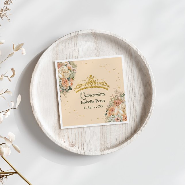 Gold Tiara und Peach Fuzz Floral Quinceanera Serviette (Gold Tiara and Peach Fuzz Floral Quinceanera Napkins on white table with neutral flowers.)