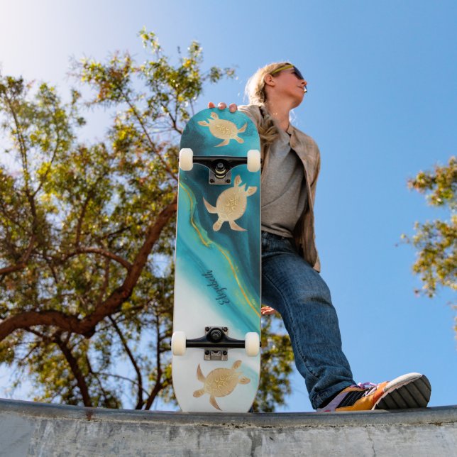 Gold Turtle Tribal Aquamarin Tinte Agate Monogramm Skateboard (Außenbereich 1)