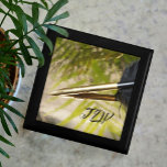 Gold und Black Feather Quill Pen Holzpfeifen Erinnerungskiste<br><div class="desc">Diese Holzschmuck-Sake-Box mit goldfarbenem und schwarzem Feder-Füllfederhalter, reflektiert vor einem goldenen und grünen Hintergrund, ist ein ideales Geschenk für den Schriftsteller in Ihrem Leben. Personalisieren Sie mit Initialen, es ist ein einzigartiges Geschenk, um Schmuck, Pflaster oder Schätze im Inneren behalten. Ein eleganter Stil, künstlerisch mit einer Touch Vintagen Luxus, wird...</div>