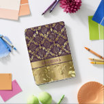 Gold- und Lila BlumenDamasken und Wirbel iPad Pro Hülle<br><div class="desc">Elegantes Gold und lila Blumenstaube und Wirbel mit individualisierbarem Monogramm.</div>