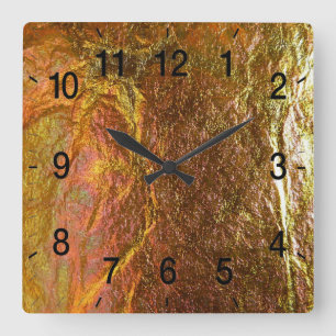 Gold- und Messingtextur mit einem Krinkfleck Quadratische Wanduhr