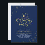 Gold und Navy Blue | Modern Chic 30. Geburtstag Pa Einladung<br><div class="desc">Feiern wir Ihren besonderen Tag mit dieser stilvollen 30. Party Einladung. Dieses Design zeichnet sich durch schicke Goldtypografie und Gold-Elemente mit marineblau Hintergrund aus. Sie können Text und Hintergrundfarbe anpassen. Mehr passende Artikel in meinem Shop BaraBomDesign. Wenn Sie ein individuelles Design benötigen,  kontaktieren Sie mich bitte per E-Mail barabomdesign@gmail.com</div>