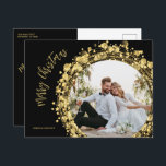 Gold und Schwarz Frohe Weihnachten<br><div class="desc">Goldrunden, Sterne und Punktkranz auf schwarzem Hintergrund umgeben Ihr Lieblings-Foto mit Ihren Namen und frohe Weihnachtsgrüße in schicken Schriften und Ihren persönlichen Gruß auf der Rückseite dieser Postkarten. *NUTZEN SIE EIN HORIZONTALES FOTO, um die besten Ergebnisse zu erzielen oder Ihr Foto vor dem Hochladen auf ein Quadrat zu schneiden. WEITERE...</div>