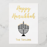 Gold und Weiß Hanukkah Menorah Folien Feiertagskarte<br><div class="desc">Diese schöne Hanukkah-Theme-Grußkarte zeigt "Happy Hanukkah" auf einem weißen Hintergrund. Das Zentrum hat eine Menorah mit einem Platz,  um den Namen Ihrer Familie unten einzutragen. Die Rückseite setzt den schönen weißen Hintergrund fort. Es ist eine Botschaft des Segens enthalten. Bestelle noch heute! Menorah: ButterStarDigital https://www.etsy.com/shop/ButterStarDigital</div>