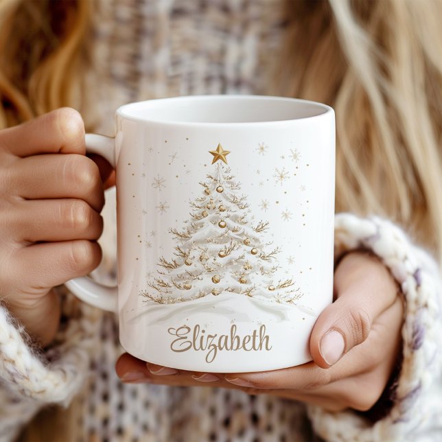 Gold und weißer Weihnachtsbaum mit Namen Kaffeetasse (Gold and White Christmas Tree with Name Coffee Mug in a girl's hand.)