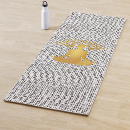 Gold vermittelnder Mann mit Baumklammern Yogamatte