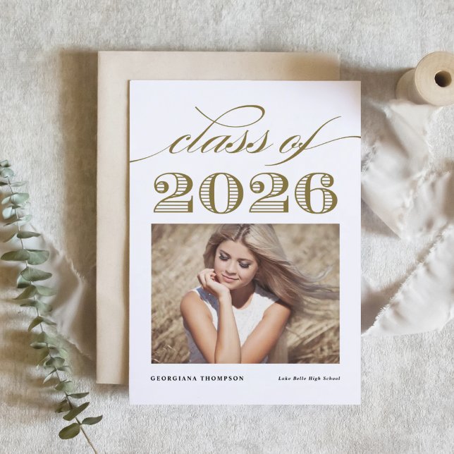 Gold-Vintag-Klasse des Foto-Abschlusses 2025 Einladung (Customizable photo graduation invitation featuring gold script and vintage typography. )