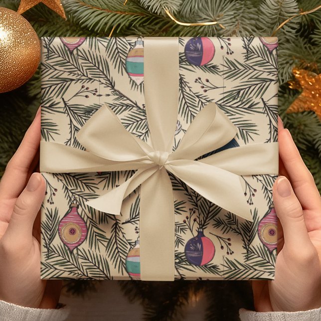 Gold Vintage Weihnachtsschmuck, Pine, Berries Geschenkpapier (Retro and Elegant Xmas Pattern with Hand-Drawn Vintage Ornaments, Green Pine and Red Winter Berries.)