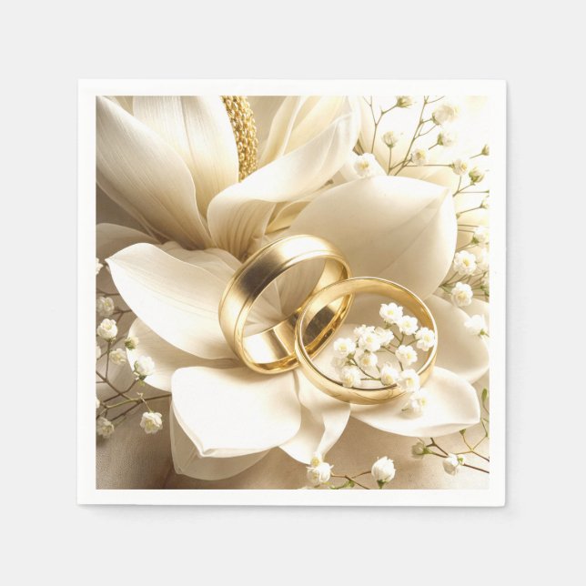 Gold Wedding Bands auf einer Magnolia Blume Serviette (Vorderseite)