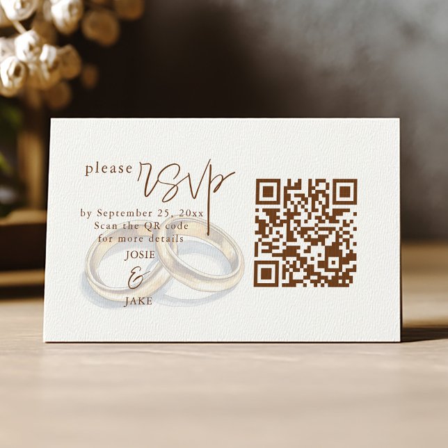 Gold Wedding Rings rustikaler UAWG QR Code Begleitkarte (Elegant RSVP card with gold rings illustration, brown script, and QR code.)