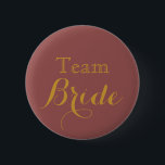 Gold Wedding Team Bride Button<br><div class="desc">Das sind weiße Brautknöpfe des Hochzeitsteams mit Schattentext in Gold. Es ist am besten für das Brautparty zu tragen Junggeselinnen-Abschied,  Brautparty,  Hochzeit Probe,  Polterabend,  Mittagessen und Probe Abendessen.</div>