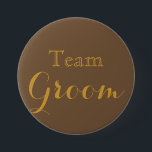Gold Wedding Team Groom Button<br><div class="desc">Dies sind lila Hochzeitsteam-Bräutigknöpfe mit Schattentext in Gold. Es ist am besten für das Brautparty zu tragen Junggeselinnen-Abschied,  Brautparty,  Hochzeit Probe,  Polterabend,  Mittagessen und Probe Abendessen.</div>