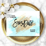 Gold White BEACH Hochzeit in Urlaubsort SAVE THE D Ankündigungspostkarte<br><div class="desc">Elegante und moderne SAVE THE DATE Postkarten, um Ihre Gäste zu schicken. Kalligraphie mit weißem Schriftsatz. Herz in der Mitte. Brush Stroke in Imitaten Gold mit Wasser-Farbe Wasser wie in Aqua blau, türkis. Ideal für diese Sommer- oder Strandbar-Hochzeit in Urlaubsort. Personalisierte Online-Vorlagen für einfache Bearbeitung. Fügen Sie Ihren Text vor...</div>