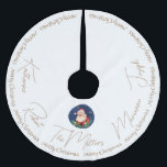 Gold White Blue Santa Classic Weihnachten Polyester Weihnachtsbaumdecke<br><div class="desc">Traditionelle Weihnachtsgrüße mit trendiger Goldtypografie und Weihnachtsmann in einem runden Rahmen in blau auf weißem Hintergrund. Personalisieren Sie es,  indem Sie die Namen der Familienmitglieder und den Nachnamen ändern,  der den gleichen Platz zwischen den Namen behalte.</div>