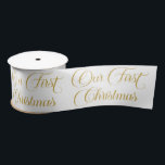 Gold White Our First Christmas Script Typografie Satinband<br><div class="desc">Dieses Farbbanddesign zeichnet sich durch ein elegantes goldenes Schriftzeichen-Muster auf weißem Hintergrund aus,  das perfekte Band,  um Ihr Urlaubsgeschenk für Ihre ersten Weihnachten als Mr. und Mrs.</div>