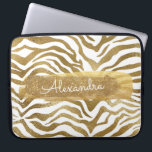 Gold & White Zebra Animal Print mit Gold Glitzer Laptopschutzhülle<br><div class="desc">Gold und White Zebra Animal Print mit Gold Glitzer Monogram Name Case. Dieser Fall kann auf Ihren Vornamen angepasst werden.</div>