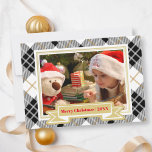 Gold Winter Kariert Weihnachts-Fotokarte Feiertagskarte<br><div class="desc">Diese Weihnachtskarte hat ein trendiges, kariertes Hintergrundmuster und einen großen gerahmten Bereich, um Ihr Foto-Bild zu zeigen. Die Farbtöne Schwarz, Weiß und Beige in Gold sind mit Akzenten für roten Text und einer niedlichen Weihnachtsmannmütze auf der Rückseite dekoriert. Editieren Sie einfach Ihren Text vorne und hinten und ersetzen Sie das...</div>