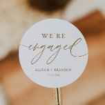 Gold Wir sind Verlobte Partner-Favoriten Runder Aufkleber<br><div class="desc">Gold Wir sind Verlobt Engagement Party Lieblings Stickers Verlobung Feier Dekorationen</div>