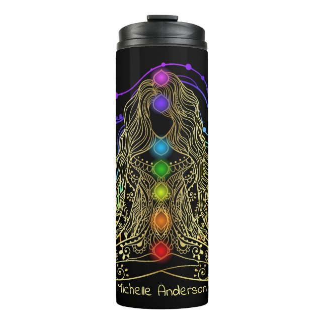 Gold Yoga Girl mit farbenprächtiger Chakra Thermosbecher (Vorderseite)