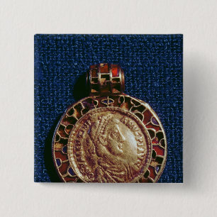 Goldanhänger in Form einer Münze Button