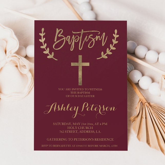 Goldburgundische, elegante Typografie-Taufe Einladung (Gold burgundy red elegant typography baptism invitation)