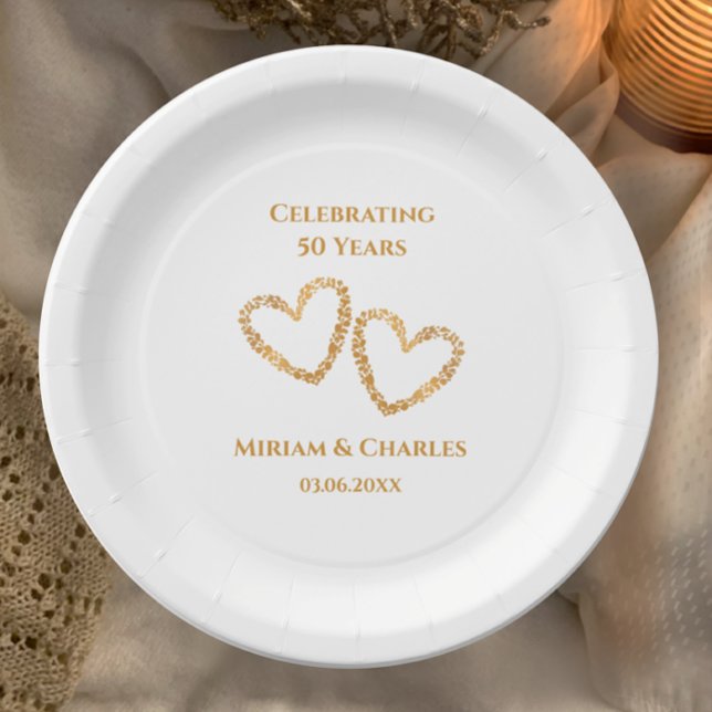 Golden 50 th Wedding Anniversary Heart Personalisi Pappteller (Custom name and date golden heart 50th anniversary paper party plates, custom elegant modern.
)