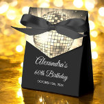 Golden 60. Geburtstagsparty 70's Disco Ball Geschenkschachtel<br><div class="desc">Erhöhen Sie Ihre 60-jährige Geburtstagsfeier mit unserer Disco Ball Fvor Box aus den 70er Jahren, mit der Sie Ihrem Party einen Pop an Farbe und Retro-Flair hinzufügen können. Diese Gefälligkeitsbox ist die perfekte Ergänzung zu einem disco-thematischen Bash oder jedes Ereignis, bei dem Sie gewollt, eine Touch von "70er nostalgie. In...</div>