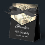 Golden 70. Geburtstagsparty 70's Disco Ball Geschenkschachtel<br><div class="desc">Mit unserer 70. Geburtstagsparty 70's Disco Ball Fvor Box stärken Sie Ihre 70-jährige Geburtstagsfeier. Diese Gunst-Box erfasst das Wesen der Disco-Ära, macht es die perfekte Wahl für einen Retro-themed Bash oder jedes Ereignis, wo Sie gewollt, eine Touch von "70er Magic. In einem strahlenden Gold-Schatten strahlt diese Gunst-Box Eleganz und Stil...</div>