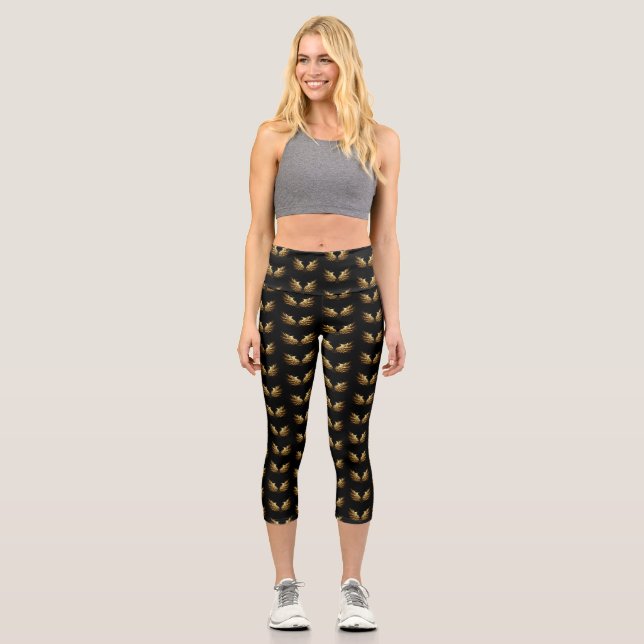 Golden Angel Wings auf schwarzem Hintergrund Capri Leggings (Vorderseite)