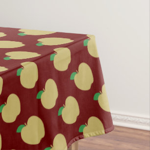 Golden Apple on Red Tischdecke