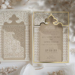 Golden Architektur Folieneinladung<br><div class="desc">Diese Einladung ist ein luxuriöses Statement-Stück, ideal für Paare, die traditionelles islamisches Design mit moderner Eleganz verbinden möchten. Der goldene Akzent beleuchtet das aufwändige Spitzentotiv und schafft einen auffallenden Kontrast zum beigen und taupe Hintergrund. Die architektonischen Elemente spiegeln die Grandeur eines Eingangs der Moschee wider, mit Zickzack-gemusterten Säulen, die die...</div>
