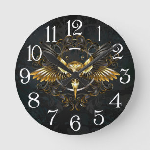 Golden Bird Skull auf schwarzem Hintergrund Runde Wanduhr