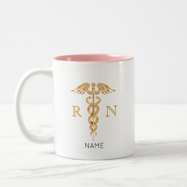 Golden Caduceus Symbol & Registered Nurse Monogram Zweifarbige Tasse (Links)