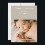 Golden Champagne Frame Hanukkah Foto Feiertagskarte<br><div class="desc">Elegante Imitate goldener Rahmen,  Happy Hanukkah Holiday Fotokarte. Funktionen,  Single Foto vorne und zwei Fotoplattstellen auf der Kartenrückseite mit koordinierendem Champagner beige Hintergrund.</div>