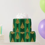 Golden Christmas Trees on Green Geschenkpapier<br><div class="desc">Ein buntes und dekoratives grünes Weihnachtspapier mit glitzernden, goldenen Weihnachtsbäumen auf metallisch grünem Hintergrund, um Ihren Weihnachtsgeschenken in dieser Weihnachtszeit eine raffinierte und elegante Touch hinzuzufügen. (Designerhinweise: Es gibt auch passende Aufkleber, Geschenkboxen, Geschenktasche, Geschenktafel, Umschlag, Band und Gewebepapier mit diesem Design auf, klicken Sie einfach auf den Link "Verfügbar auf...</div>