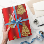 Golden Christmas Trees on Red Geschenkpapier<br><div class="desc">Ein buntes und dekoratives Weihnachtspapier mit glitzernden, goldenen Weihnachtsbäumen auf metallisch rotem Hintergrund, um Ihren Weihnachtsgeschenken in dieser Weihnachtszeit eine raffinierte und elegante Touch zu verleihen. (Designerhinweise: Es gibt auch passende Aufkleber, Geschenkboxen, Geschenktasche, Geschenktafel, Umschlag, Band und Gewebepapier mit diesem Design auf, klicken Sie einfach auf den Link "Verfügbar auf...</div>