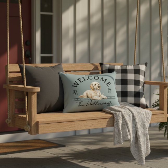 Golden Doodle Benutzerdefinierter Familienname Wil Dekokissen (Welcome guests to your home with this Golden Doodle Custom Family Name Welcome Throw Pillow!)