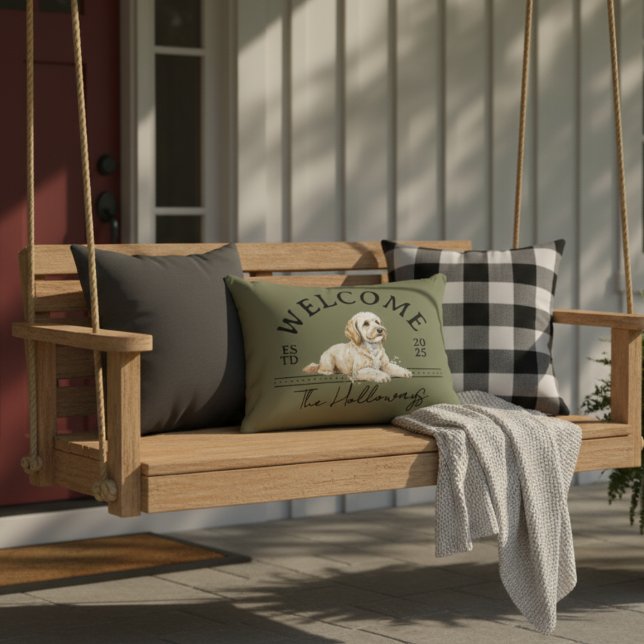 Golden Doodle Benutzerdefinierter Familienname Wil Dekokissen (Welcome guests to your home with this Golden Doodle Custom Family Name Welcome throw pillow!)