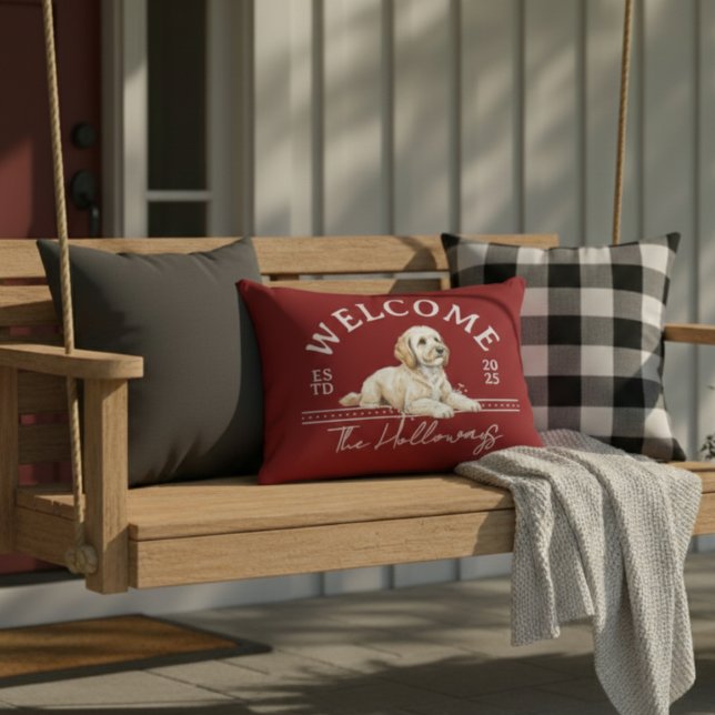 Golden Doodle Benutzerdefinierter Familienname Wil Dekokissen (Welcome guests to your home with this Golden Doodle Custom Family Name Welcome Throw Pillow!)