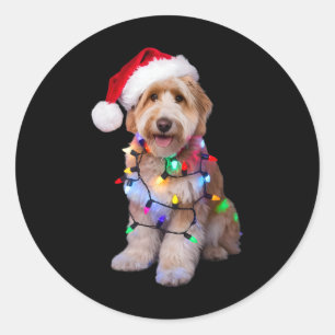 Golden Doodle mit Santa-Hut eingewickelt in Weihna Runder Aufkleber