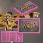 Golden Dragonfly Wild und Free Thoreau Pink Tri-fold Geldbeutel<br><div class="desc">Diese natürlich schöne Zitate Henry David Thoreau "Alle guten Dinge sind wild und frei". Seine erdigen Farben Gold, Braun, Taupe und Rosa werden eine natürliche Erinnerung sein, um das Leben voll zu leben und jeden Augenblick zu schätzen, wie diese goldene Libelle mit ihren imposanten Flügeln weit verbreitet. Libellen symbolisieren Veränderung,...</div>