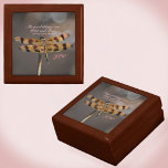Golden Dragonfly Wild und kostenloses Angebot Erinnerungskiste<br><div class="desc">Diese schöne Holzbox zitiert Henry David Thoreau "Alle guten Dinge sind wild und frei". Seine erdigen Farben Gold, Braun, Taupe und Rosa werden eine natürliche Erinnerung sein, um das Leben voll zu leben und jeden Augenblick zu schätzen, wie diese goldene Libelle mit ihren imposanten Flügeln weit verbreitet. Libellen symbolisieren Veränderung,...</div>