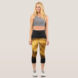 Golden Fire Works auf dunklem Hintergrund Capri Leggings