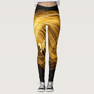 Golden Fire Works auf dunklem Hintergrund Leggings