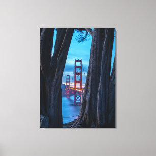Golden Gate Bridge durch Bäume in der Dämmerung  Leinwanddruck