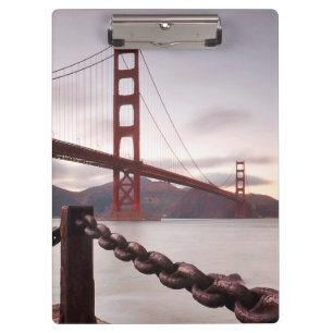 Golden gate bridge gegen Berge Klemmbrett