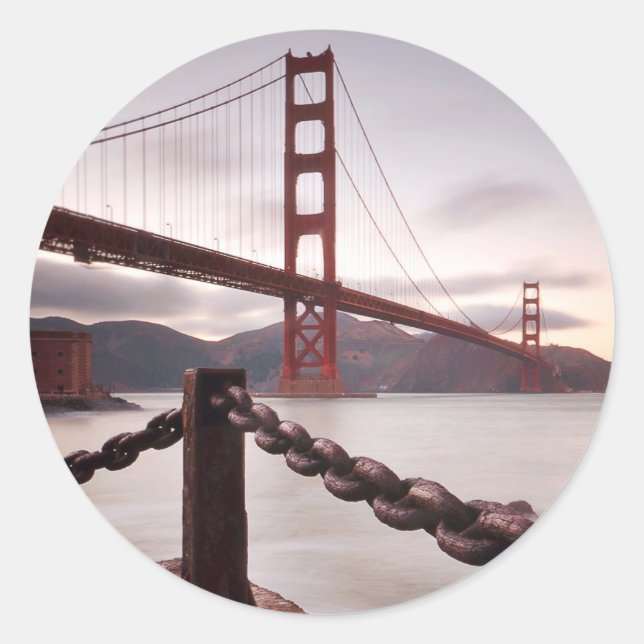 Golden Gate Bridge gegen Berge Runder Aufkleber (Vorderseite)